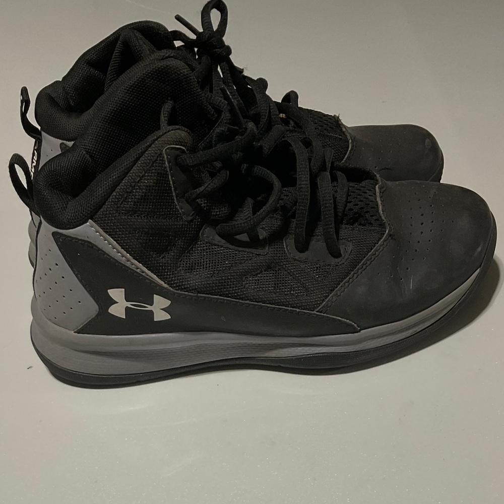 Under Armour Size 3 Boys Sneakers